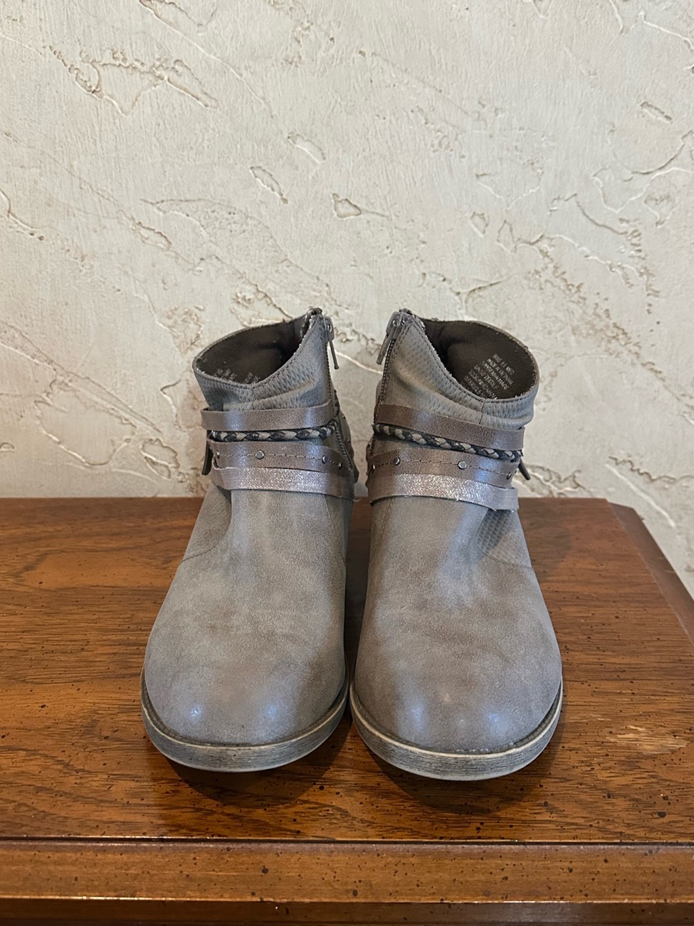 SO Celery Women’s Taupe/Grey Ankle Boots with Decorative Straps Size 8.5 Med